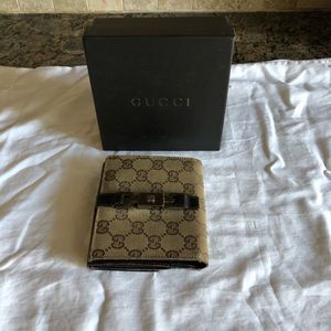 Authentic women Gucci hook bifold wallet